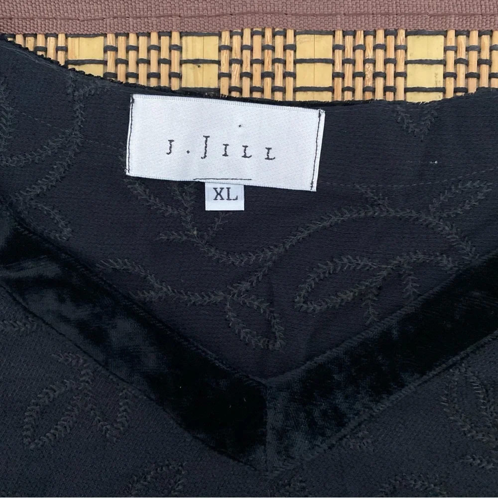 J. Jill Black Embroidered V-Neck Long Sleeve Top XL Textured Floral Made in‎ USA